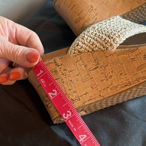 Skechers “Cali” Luxe-foam thong wedge, sandal, size 7 in natural. - Picture 5 of 7